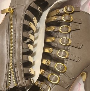 Anne Michelle Lonestar Ankle Boots in Taupe and Gold. Size 5.5